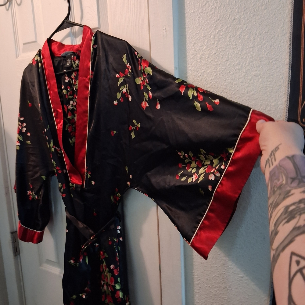 Jones New York Black Satin Floral Kimono with Red Accents